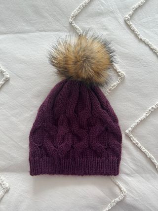 Gorro morado con pompón