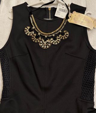 Vestido negro con collar