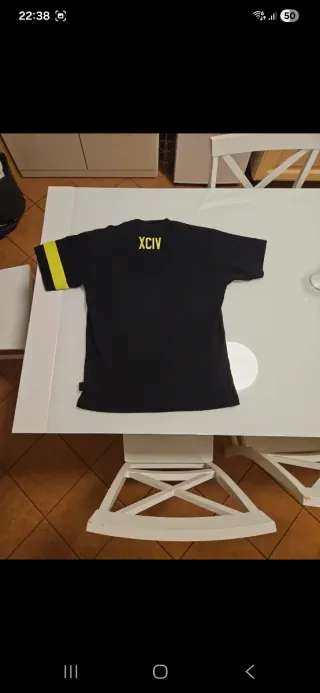 T-shirt GCDS nera con maniche gialle