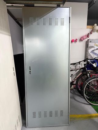 Puerta trastero blanca y plateada