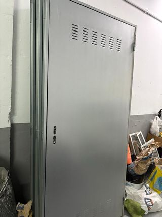 Puerta trastero blanca y plateada