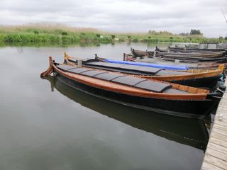 Barca de madera clásica con motor