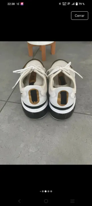 Zapatillas Nike Blancas y Doradas