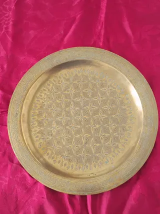 Bandeja/Prato redonda de latão com relevos