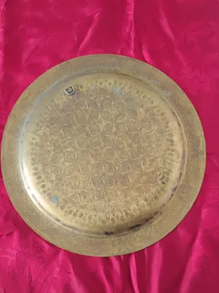Bandeja/Prato redonda de latão com relevos