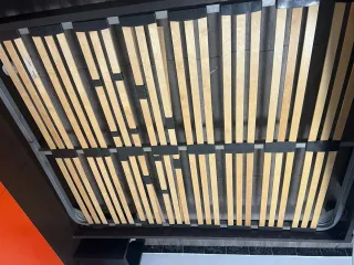 Habitación Matrimonio: cabezero sumier y mesitas