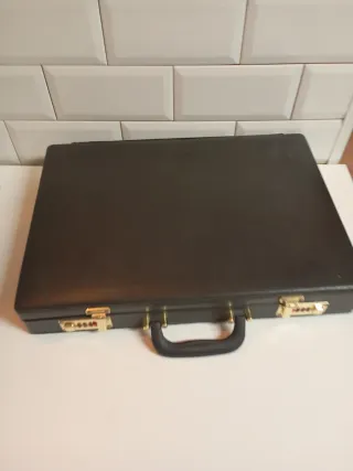 Maletín negro con combinación