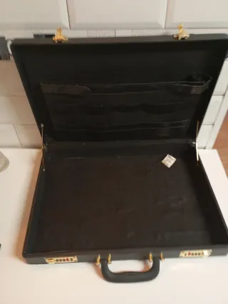Maletín negro con combinación