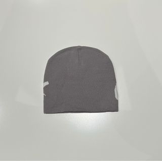 Gorros negros y grises con logo