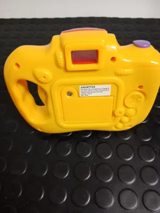 Cámara de juguete amarilla y roja