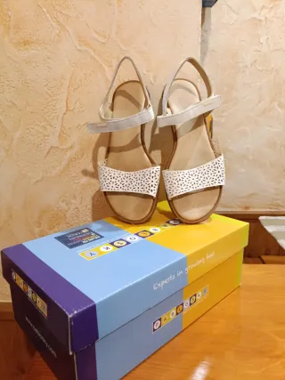 Sandalias niña Pablosky blancas y beige