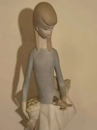 SCULTURA IN PORCELLANA 'RAGAZZA CON UCCELLO' DI NAO/LLADRO. VINTAGE