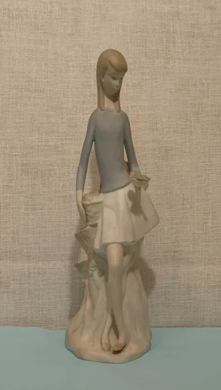 SCULTURA IN PORCELLANA 'RAGAZZA CON UCCELLO' DI NAO/LLADRO. VINTAGE