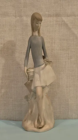 SCULTURA IN PORCELLANA 'RAGAZZA CON UCCELLO' DI NAO/LLADRO. VINTAGE