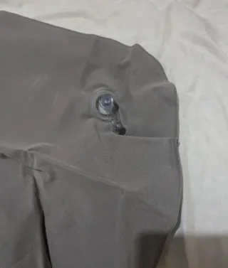 Almohada inflable hipoalergénica gris