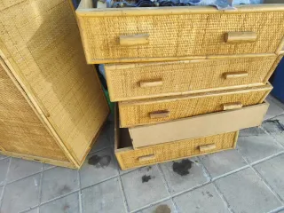 Mueble de mimbre y bambú con cristal