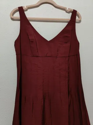 Vestido midi jaretas plisado burdeos Zara Talla M