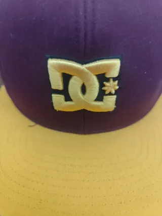 Gorra DC Shoes Morada y Amarilla