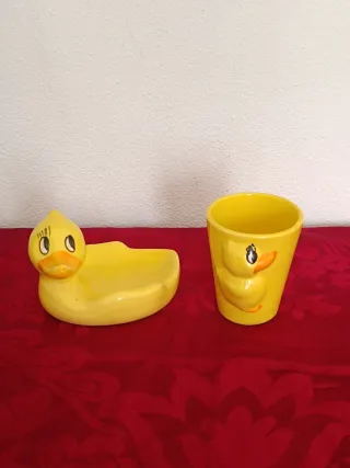 Conjunto de Saboneteira e Copo de Cerâmica amarel