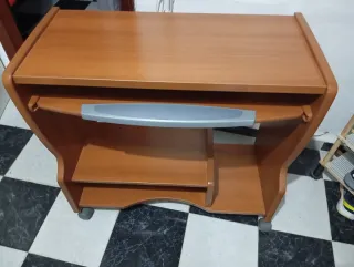 Mesa de ordenador con ruedas
