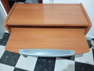 Mesa de ordenador con ruedas