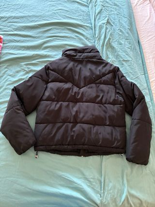 Abrigo plumífero negro corto