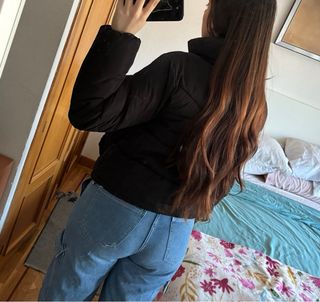 Abrigo plumífero negro corto