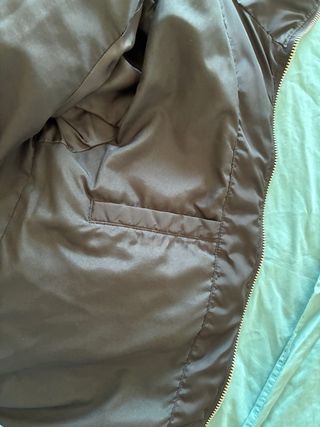 Abrigo plumífero negro corto