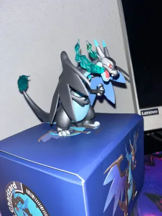 Figura Charizard Negro Azul