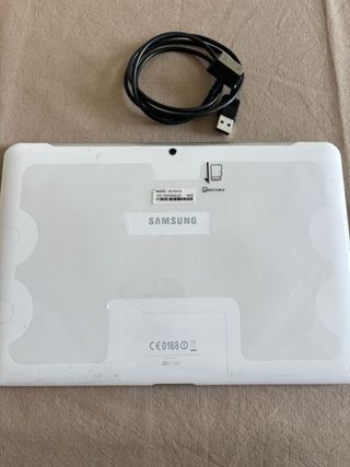 Tablet Samsung Blanca GT-P5110 con Cable