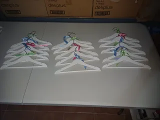 Perchas de madera con cintas de tela