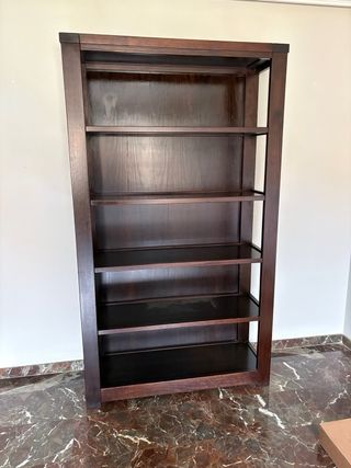Conjunto de muebles de madera de alta calidad .