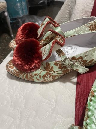 Traje de fallera con chaqueta y zapatos