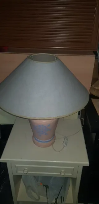 Lámpara de cerámica rosa y azul