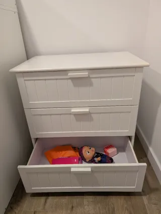 Cómoda blanca de madera