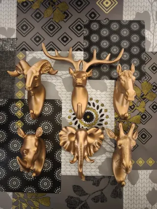 Percheros de animales dorados