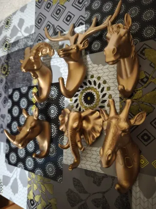 Percheros de animales dorados