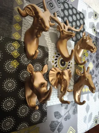 Percheros de animales dorados