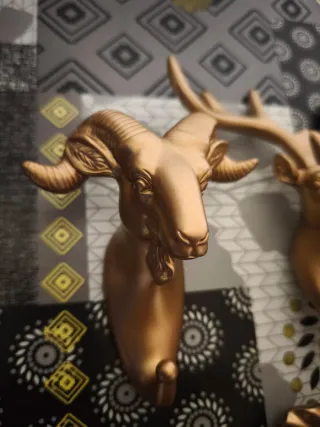 Percheros de animales dorados