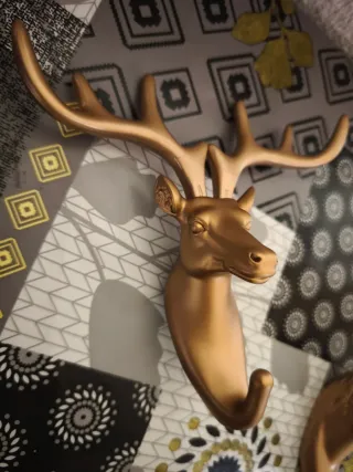 Percheros de animales dorados