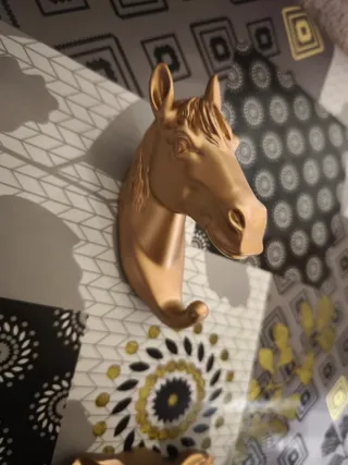 Percheros de animales dorados