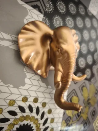 Percheros de animales dorados