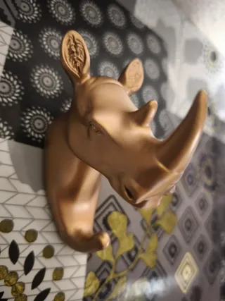 Percheros de animales dorados