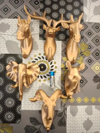 Percheros de animales dorados