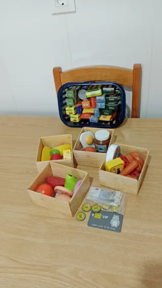 Supermercado de madera de juguete.