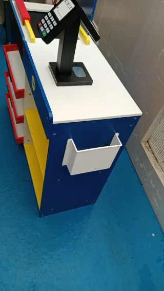 Supermercado de madera de juguete.