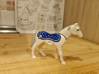 Caballo Playmobil blanco con manta azul