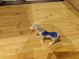 Caballo Playmobil blanco con manta azul