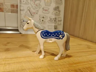 Caballo Playmobil blanco con manta azul