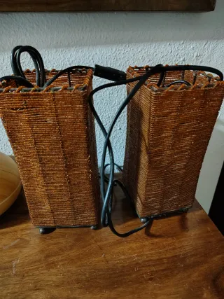 Lámparas de mesa naranjas con detalles metálicos